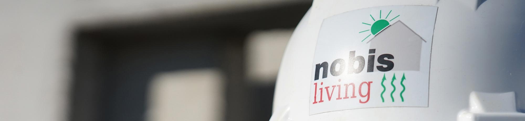 Bauhelm mit nobis living Logo