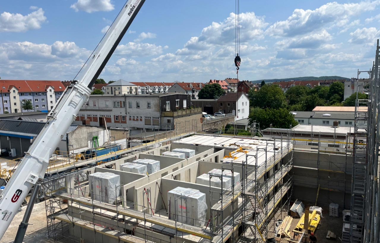 Fertigbäder werden mit einem Mobilkran im Rohbau platziert