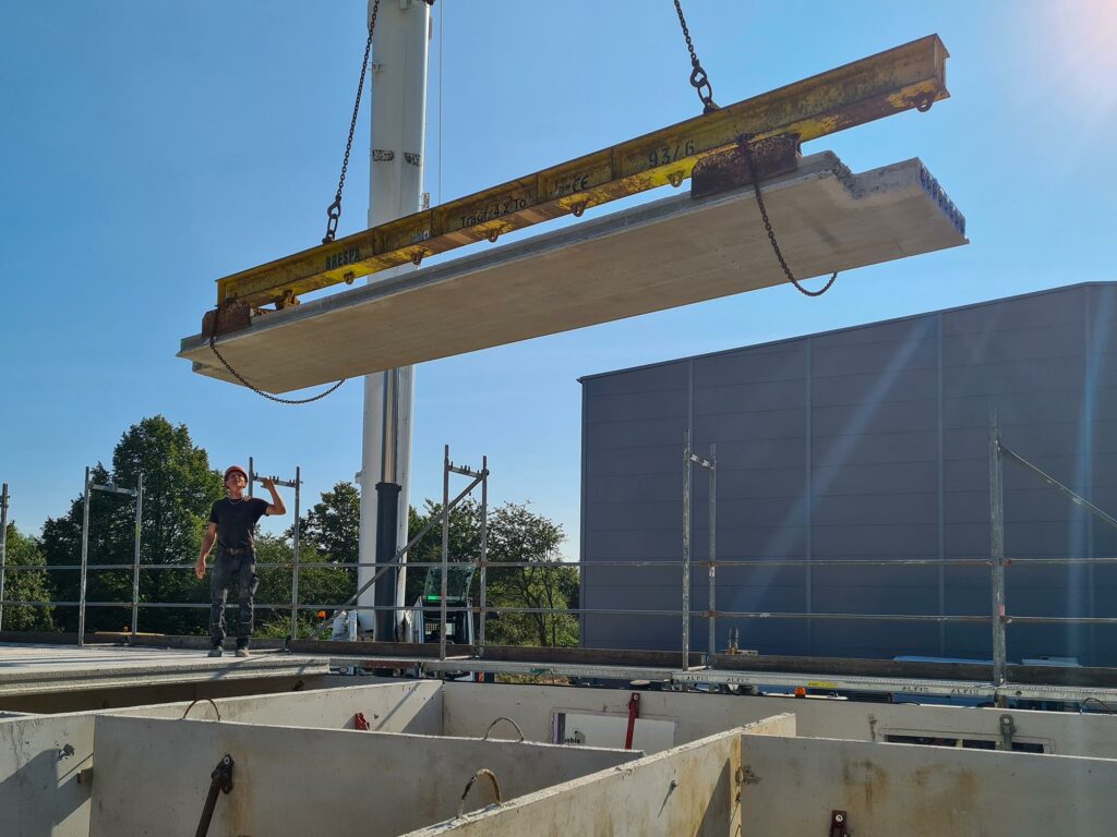 Spannbetonfertigdecke hängt am Kran
