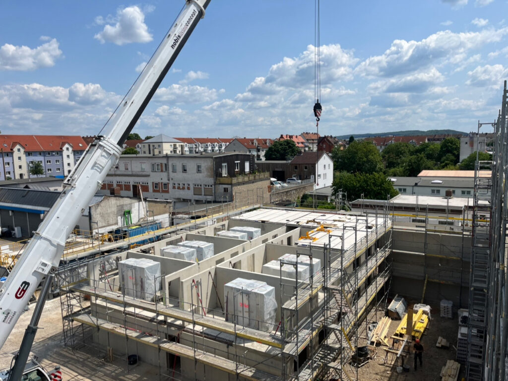 Anlieferung der Fertigbäder. Einfügen in den Rohbau