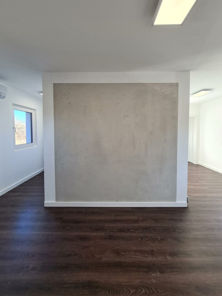 nicht gestrichene Betonwand im Inneren