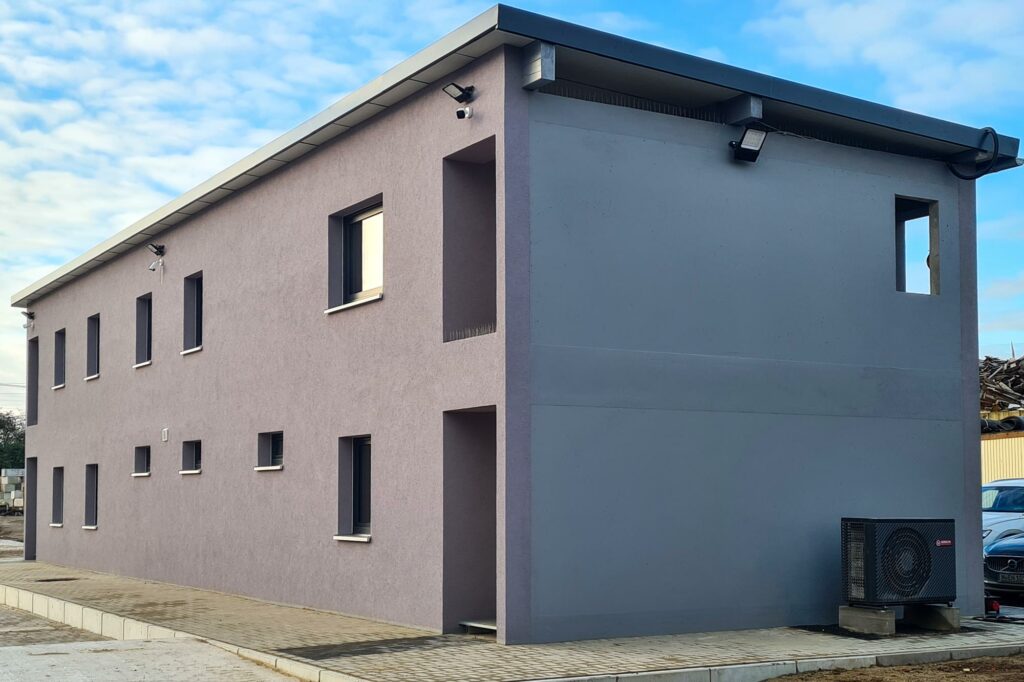 abgeschlossener Bau eines Büro- und Sozialgebäudes mit Wärmepumpe