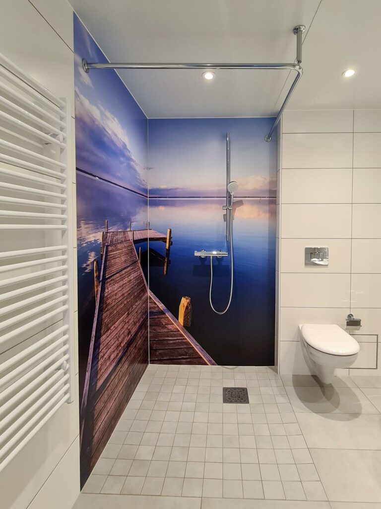 Fertigbad mit ebenerdiger Dusche und Handtuchheizung