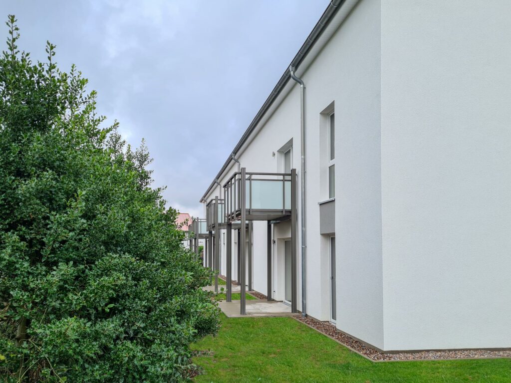 Rückseite eines fertigen Mehrfamilienhauses mit 12 Wohnungen