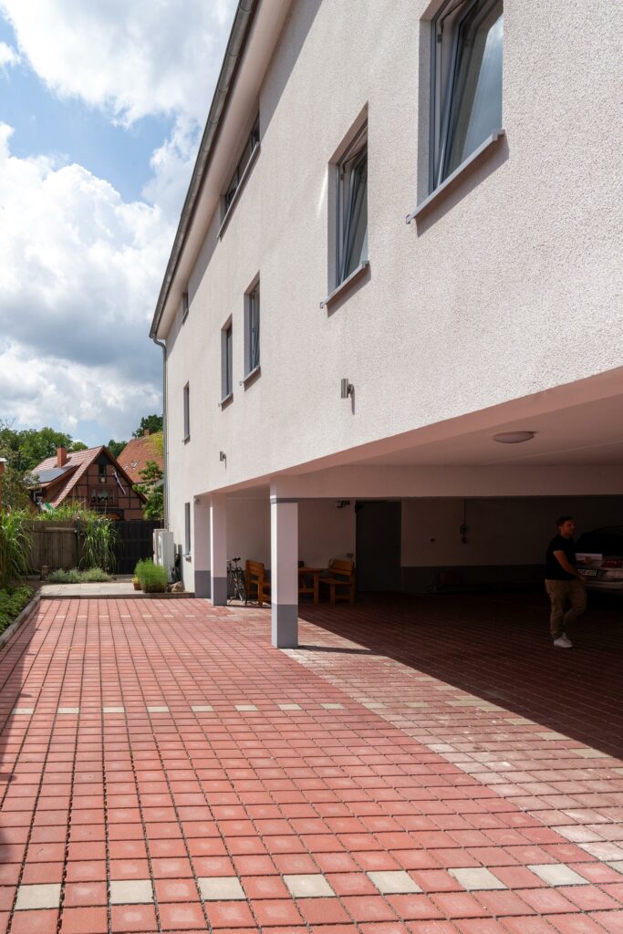 Gepflasterte PKW-Stellplätze