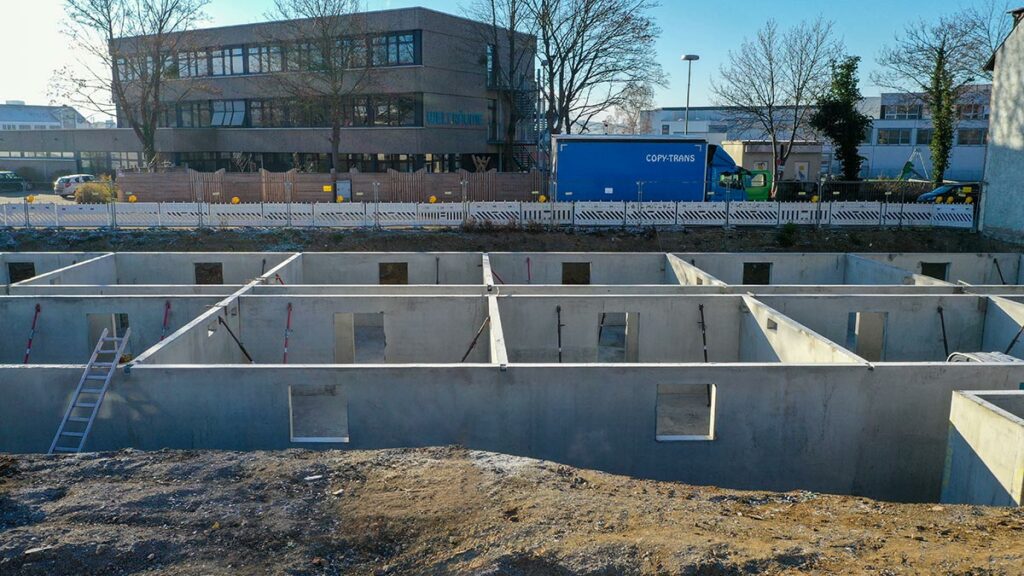 Untergeschoss eines Studierendenwohnheims. Rohbau mit Fertigteilen