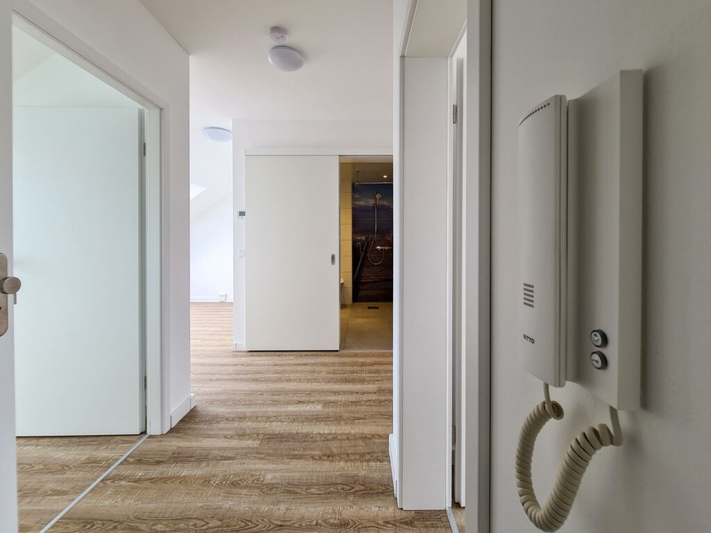 Sprechanlage und Blick in eine Wohnung