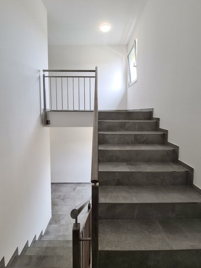 Treppenhaus im fertigen Wohnhaus