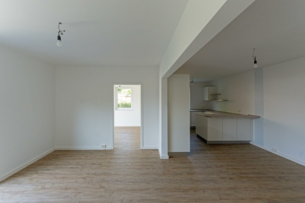 Blick aus dem Wohnzimmer in Küche und Schlafzimmer